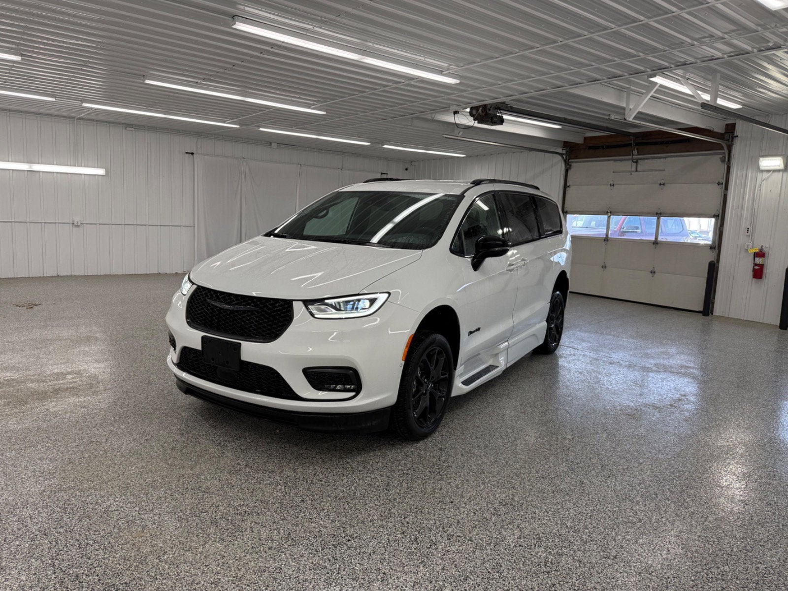 2024 Chrysler Pacifica Touring L's photo