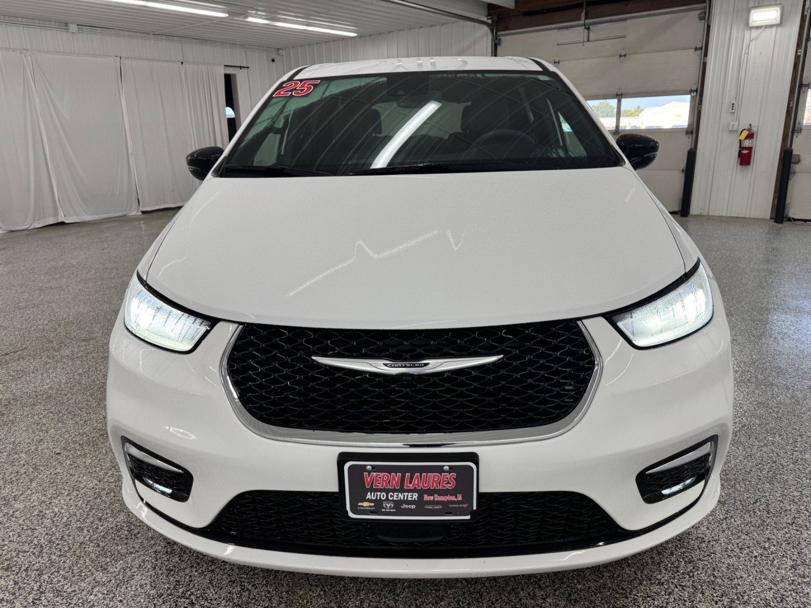 2025 Chrysler Pacifica Select