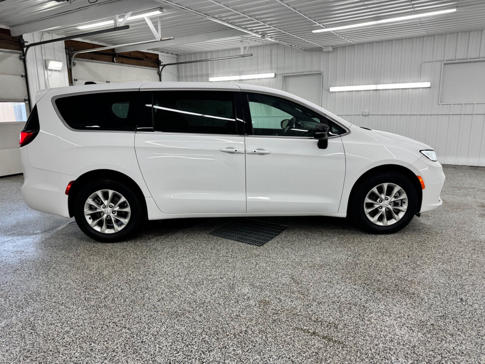 2025 Chrysler Pacifica Select